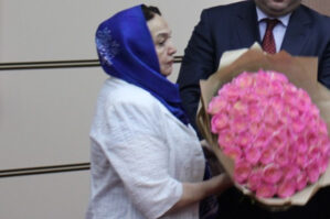 Kollektiv baş həkimi ağlayaraq yola saldı