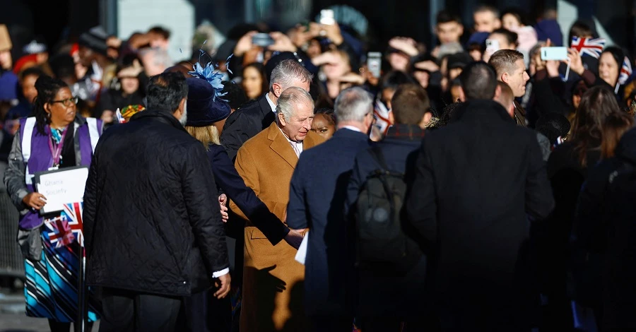 Krala yenə yumurta atdılar - VİDEO