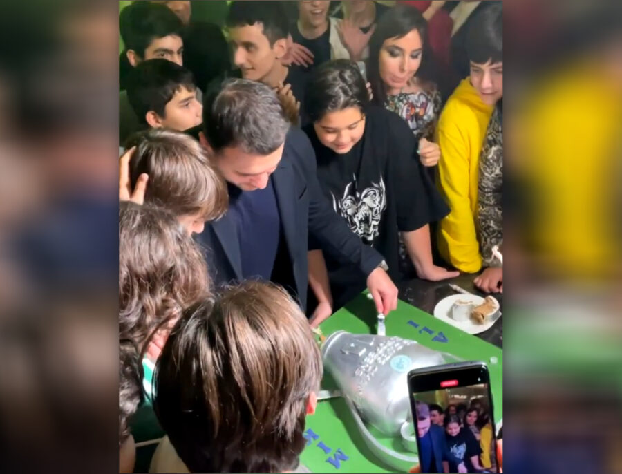 Leyla Əliyeva əkizlərinin ad gününü belə qeyd etdi - VİDEO 1 Leyla Əliyeva əkizlərinin ad gününü belə qeyd etdi - VİDEO