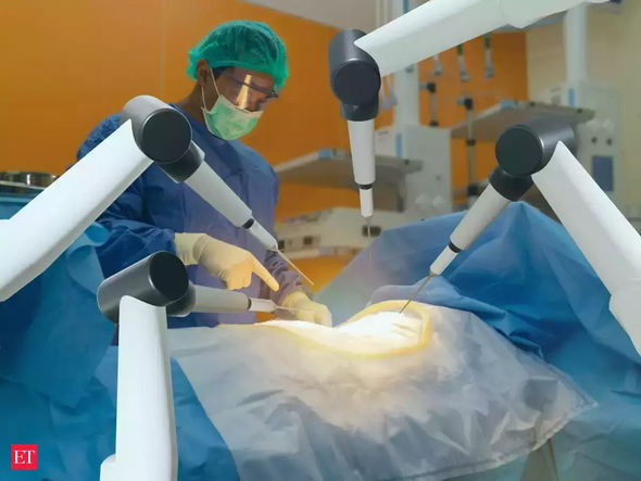 Robot ilk dəfə xərçəng əməliyyatı etdi - FOTO