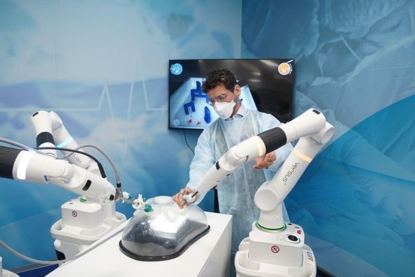 Robot ilk dəfə xərçəng əməliyyatı etdi - FOTO 5 Robot ilk dəfə xərçəng əməliyyatı etdi - FOTO