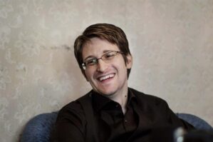 Edvard Snouden Rusiya pasportu aldı