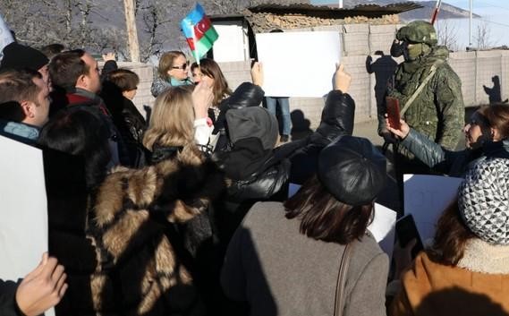 Sülhməramlının aksiyaçı qızla bu görüntüsü ŞOK ETDİ – FOTO