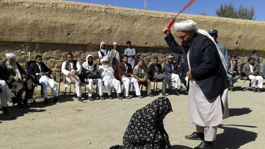 Taliban 18 kişi və 9 qadını stadionda cəzalandırdı