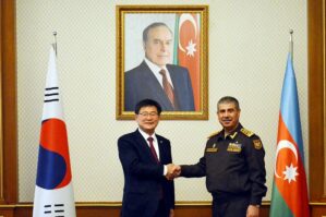 Zakir Həsənov Koreya rəsmisinə dünənki olaydan danışdı - FOTO