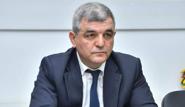 Deputat üç xanıma işarə etdi: "Mühüm işlər görürlər"