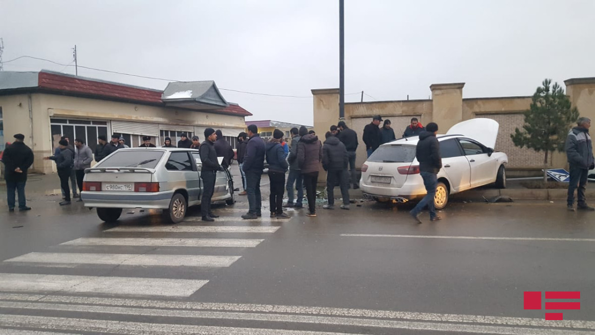 Ucarda iki maşın toqquşdu - Xəsarət alanlar var / FOTO