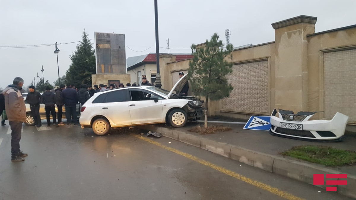 Ucarda iki maşın toqquşdu - Xəsarət alanlar var / FOTO