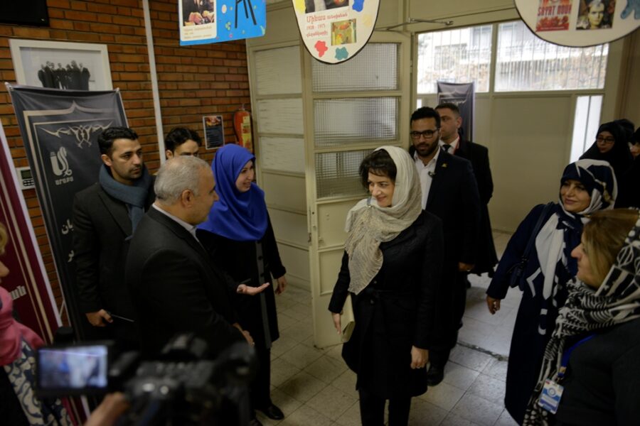 Paşinyanın arvadı İranda biabır oldu