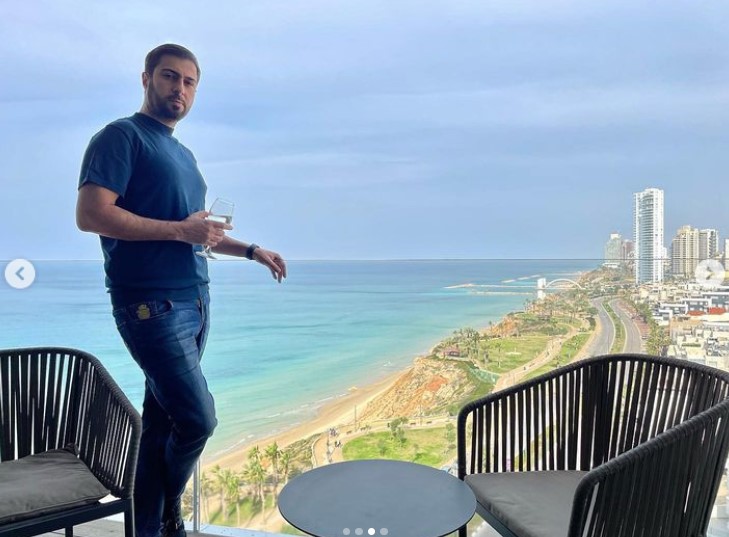 Tanınmış meyxanaçı Yeni ili xaricdə belə qeyd etdi - FOTO