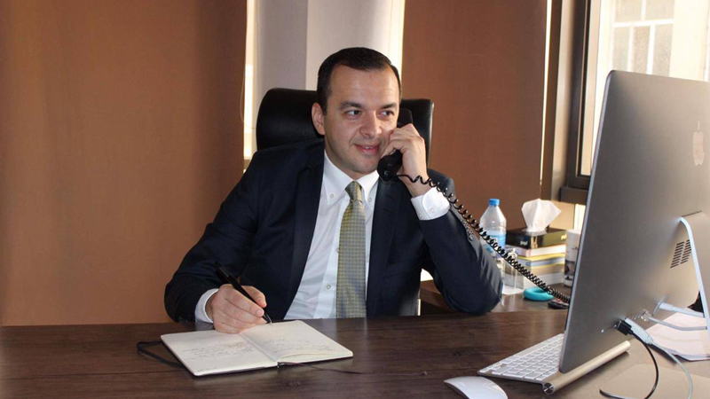 Məşhur şirkətin rəhbəri işdən çıxdı