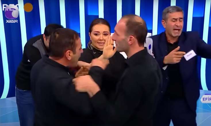 TV-də əlbəyaxa dava: "Hamamda gizlənib, görüntüləri budur" - VİDEO