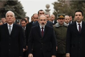 Erməni valideynlər Paşinyana hücum etdi: Kilsə isə Moskvadan tapşırıq aldı (VİDEO)