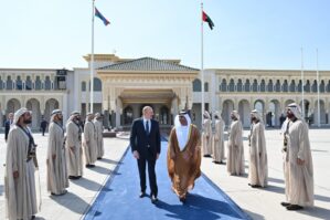 Prezidentin BƏƏ səfəri: Bakı üçün iki mühüm məsələ