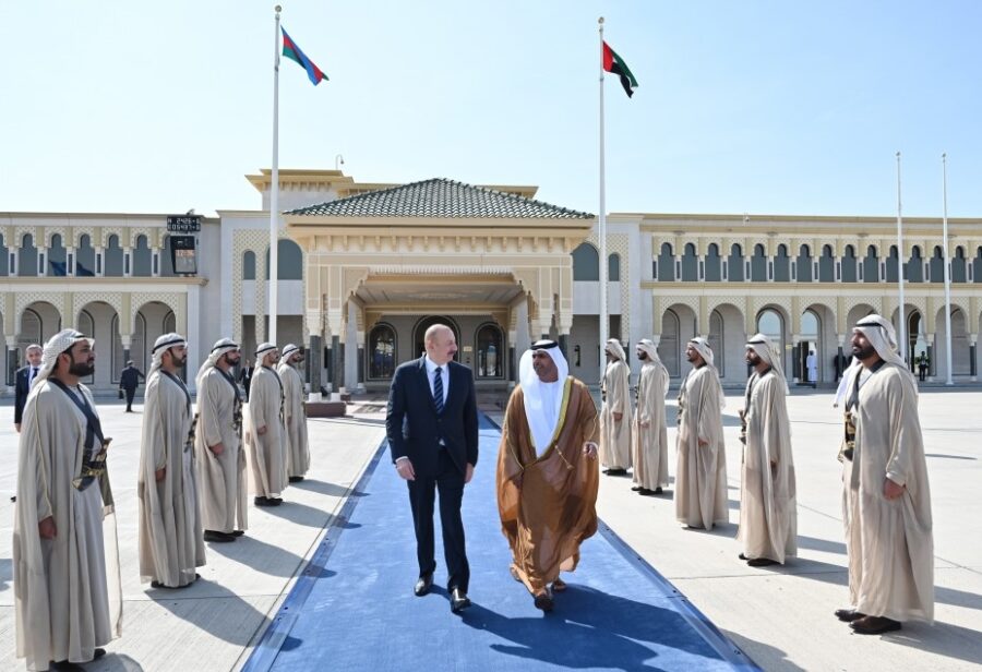 Prezidentin BƏƏ səfəri: Bakı üçün iki mühüm məsələ