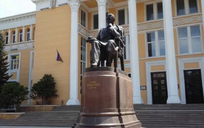 uzeyirin heykeli