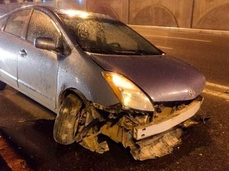 Bakının mərkəzində avtomobil mağazalara çırpıldı, ölən var