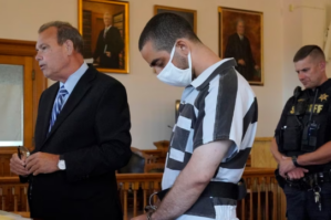 İran məşhur yazıçını kor edən şəxsi belə mükafatlandırdı