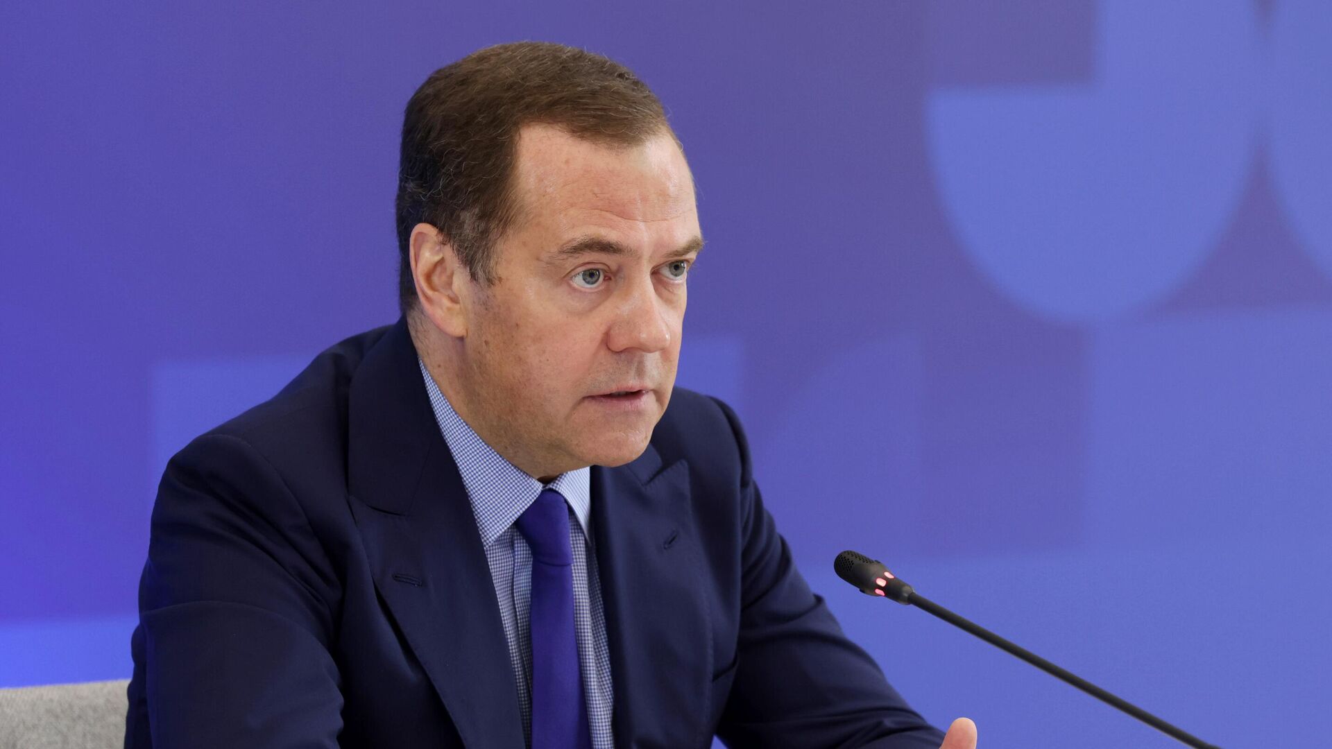Medvedev: “Rusiya Ukraynaya nüvə zərbəsinə hazırlaşır”