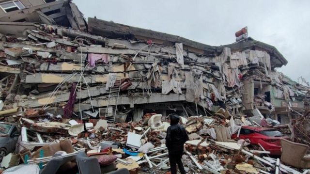 Türkiyəli xilasedici zəlzələdən qurtulmağın yollarını göstərdi - VİDEO