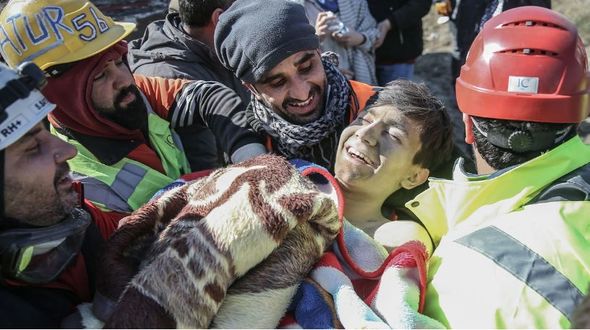 16 yaşlı Mahmud 56 saat sonra dağıntılar altından sağ çıxarıldı - FOTO