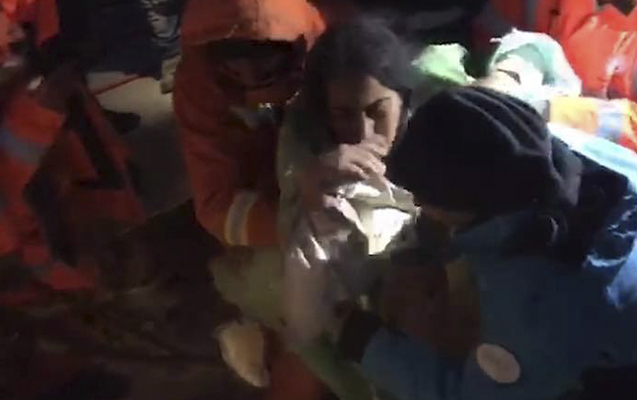 İki bacı zəlzələdən 62 saat sonra xilas edildi