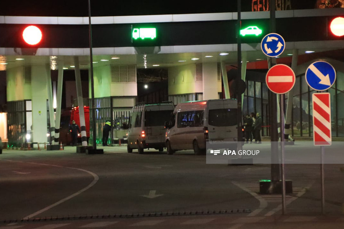 Türkiyədən təxliyə edilən Azərbaycan vətəndaşları Gürcüstan vasitəsilə Vətənə gətirildi - FOTO