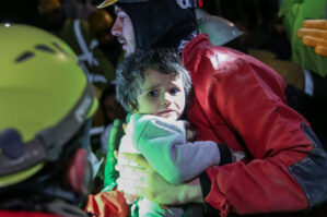 Zəlzələdə valideynini itirmiş uşaqlar Azərbaycanda himayəyə verilir?