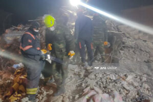 FHN Kahramanmaraşda daha bir meyiti dağıntılar altından çıxarıb - FOTO / VİDEO