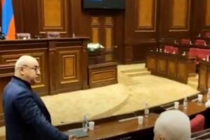 ŞOK ANLAR! Bir qrup azərbaycanlı Ermənistan parlamentini qarışdırdı - VİDEO / YENİLƏNDİ
