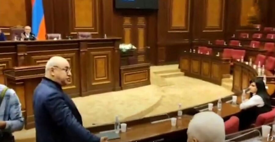 ŞOK ANLAR! Bir qrup azərbaycanlı Ermənistan parlamentini qarışdırdı - VİDEO / YENİLƏNDİ