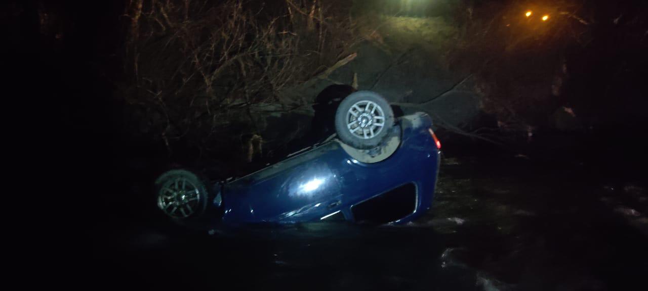 Kəlbəcərdə “Niva” çaya aşdı, ölən var - FOTOLAR