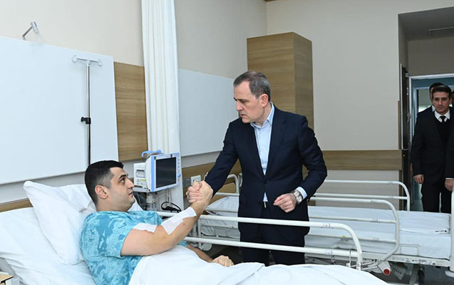 Nazir səfirliyə qarşı terrorda yaralananları ziyarət edib - FOTO