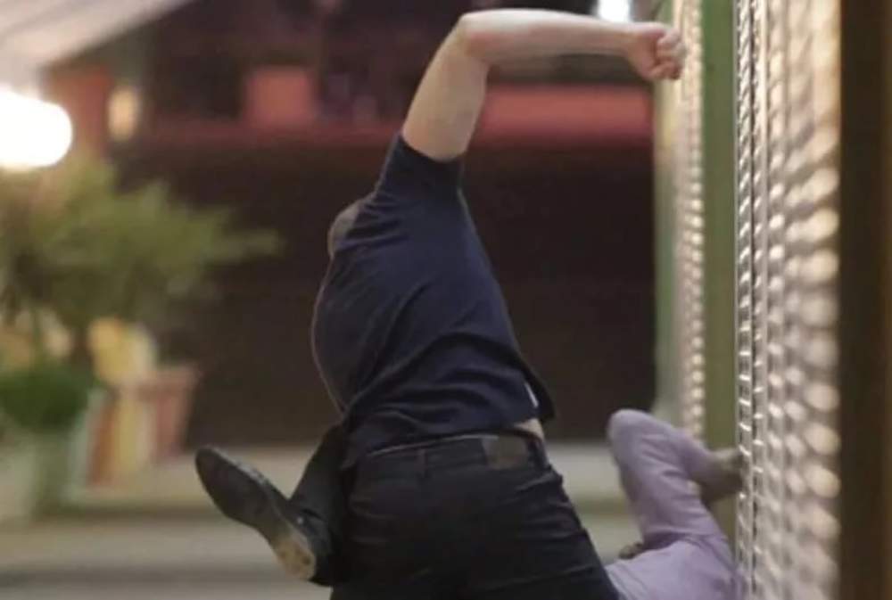 Nazirlik əməkdaşları vətəndaşı döyüb? - FOTO