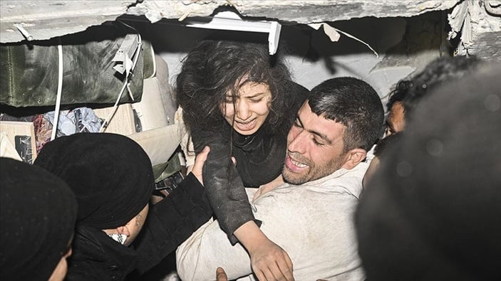 17 yaşlı qız 16 saatdan sonra dağıntılar altından xilas edildi - ANBAAN VİDEO 4 kahramanmarasta genc kiz enkazdan sag cikarildi 149f4512