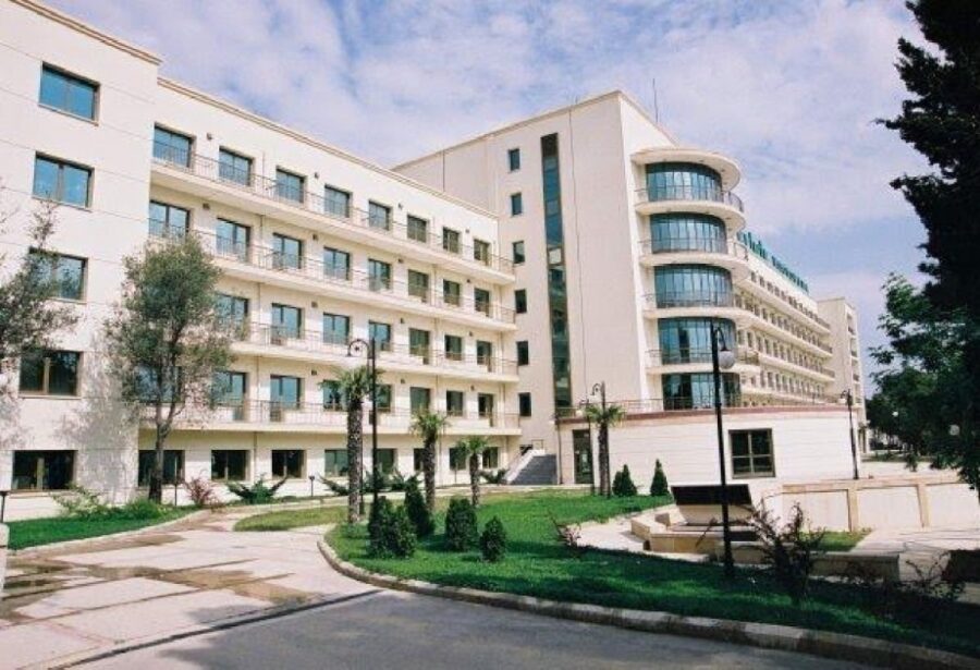 Kliniki Tibbi Mərkəzin həyətində QULDURLUQ