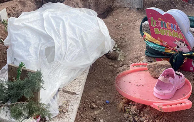 Ümidsiz yol gözləyən gəlincik, çanta, ayaqqabı və... - Fotolar