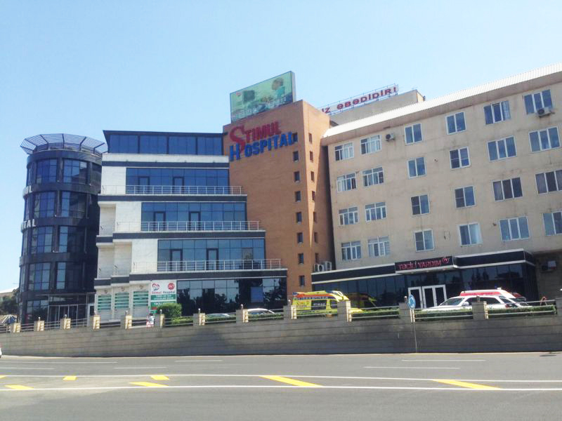 Bakıda özəl klinikanın qarşısında dəhşətli hadisə: ölən var