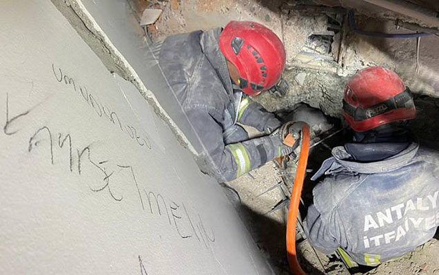 Dağıntılar altında qalan gənc divara bu sözləri yazdı - VİDEO 1 Dağıntılar altında qalan gənc divara bu sözləri yazdı - VİDEO