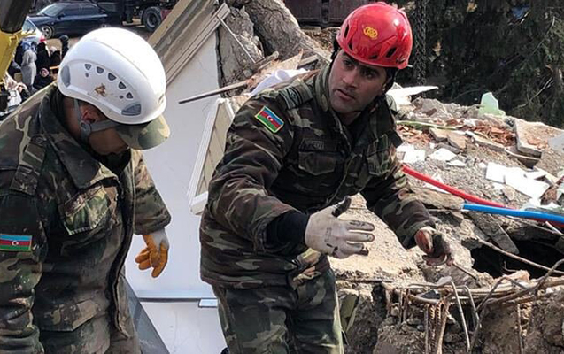 Xilasedicilərimiz 15 yaşlı qızı belə qurtardı - VİDEO 1 Xilasedicilərimiz 15 yaşlı qızı belə qurtardı - VİDEO