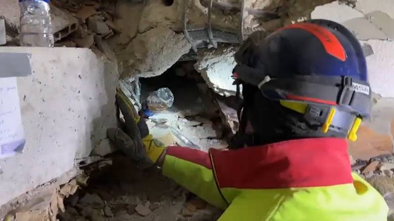 Alman xilasedicinin dağıntılar altında qalan qızla maraqlı dialoqu - VİDEO