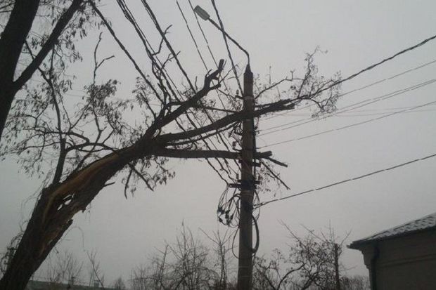 Güclü külək bu rayonlara da ziyan vurdu - VİDEO 1 Güclü külək bu rayonlara da ziyan vurdu - VİDEO