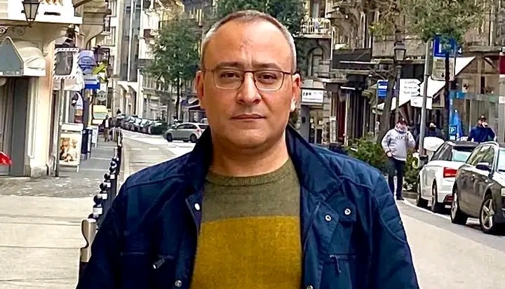 Azərbaycanlı yazıçı İsveçrədə üzv olduğu partiyadan istefa verdi