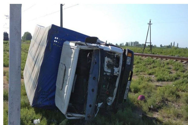 Şəkidə yük maşını ilə qatar toqquşdu