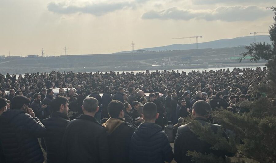 Dəfn günü Hacı Şahinin məzarında diqqətdən qaçan görüntü - VİDEO