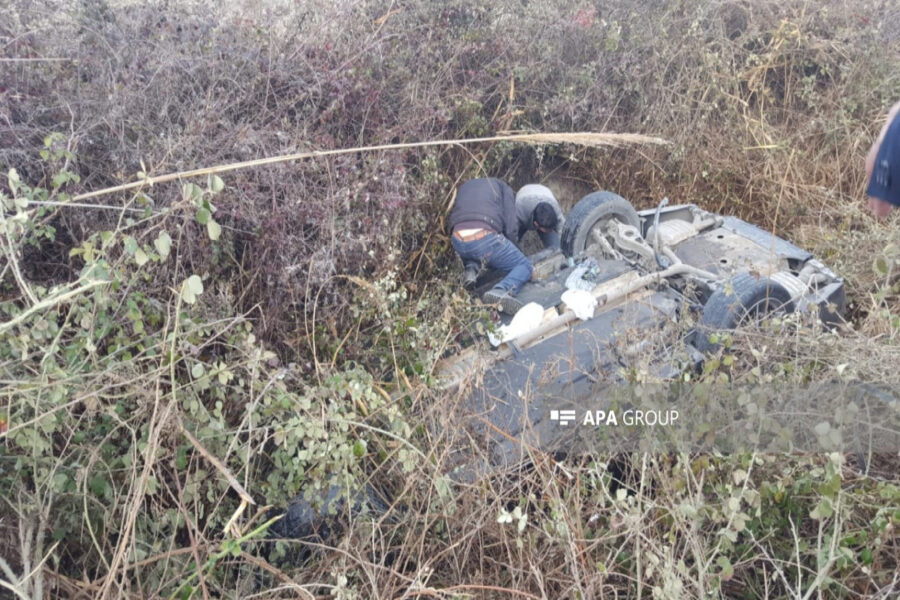 Ucarda maşın su arxına aşdı: yaralananlar var - FOTOLAR