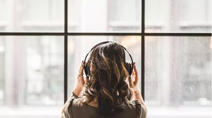 Yüksək səslə musiqi dinləyənlərin NƏZƏRİNƏ