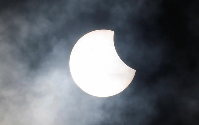 İlin ilk Günəş tutulmasından - FOTOLAR