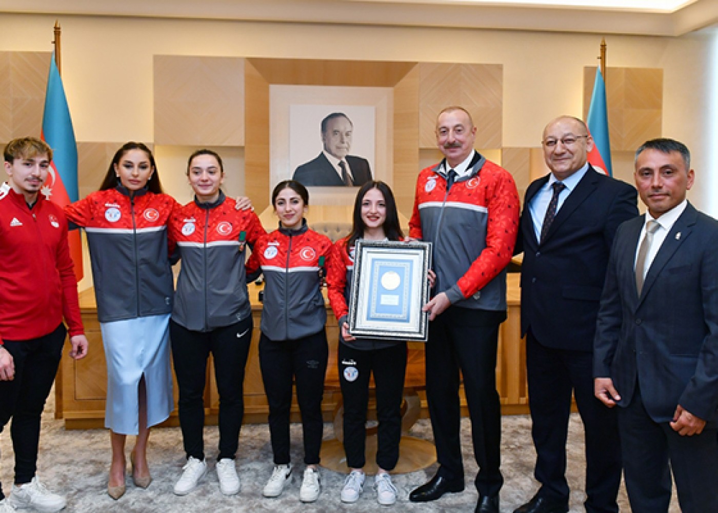 İdmançı Ermənistanda qazandığı qızıl medalı İlham Əliyevə hədiyyə etdi - FOTO