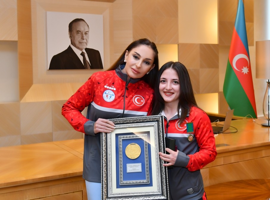 İdmançı Ermənistanda qazandığı qızıl medalı İlham Əliyevə hədiyyə etdi - FOTO